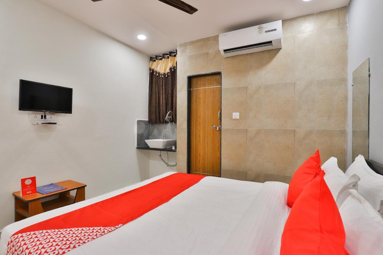 Oyo 16675 Hotel Shri Krishna Inn Surat Eksteriør billede